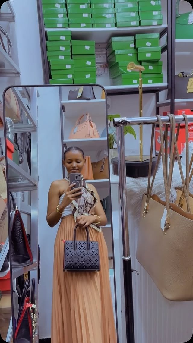 Dada akiwa na gauni refu na pochi nyeusi – mwonekano wa heshima Tanzania