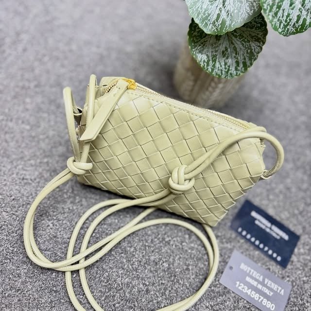 Pochi ndogo ya crossbody ya cream – pochi ya chuoni Tanzania