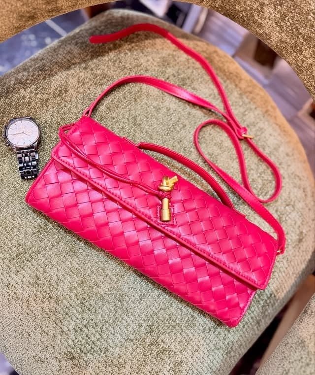 Pochi ya mtoko ya fuchsia iliyofumwa – pochi za mtoko Tanzania