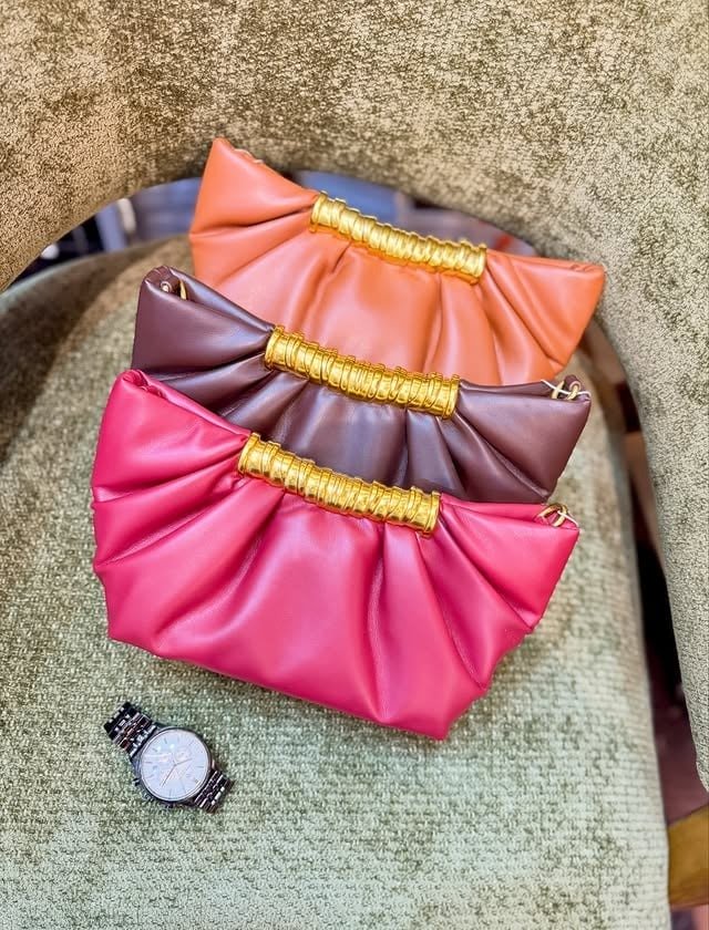 Pochi tatu za clutch za harusi na send-off zenye gold – Tanzania